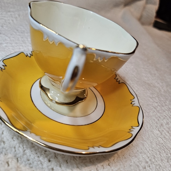 Royal Albert Teacup and Saucer YELLOW GOLD Pattern/Trim Flowers RARE Vintage - Picture 2 of 15